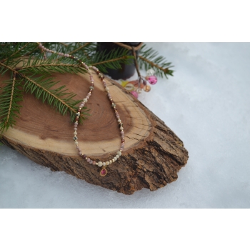 Naszyjnik z rodonitu, granatu jaspisu i jaspisu dalmatyńskiego .